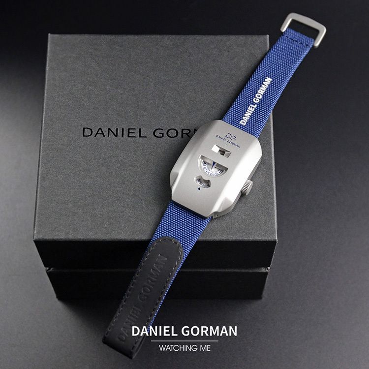 DANIEL GORMAN ｜奇點系列 WT.002｜2026年9月新款 對講機 銀色錶殼 深藍帆布錶帶 簡約後現代 機械錶 腕錶 平攤展示