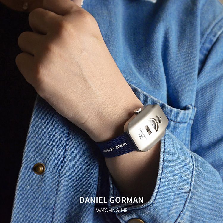 DANIEL GORMAN ｜奇點系列 WT.002｜2026年9月新款 對講機 銀色錶殼 深藍帆布錶帶 簡約後現代 機械錶 腕錶 穿搭參考