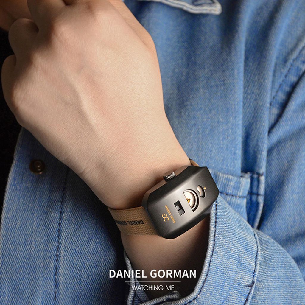 DANIEL GORMAN ｜奇點系列 WT.003｜2026年9月新款 對講機 黑色錶殼 卡其色帆布錶帶 沉穩後現代 機械錶 腕錶 實戴參考