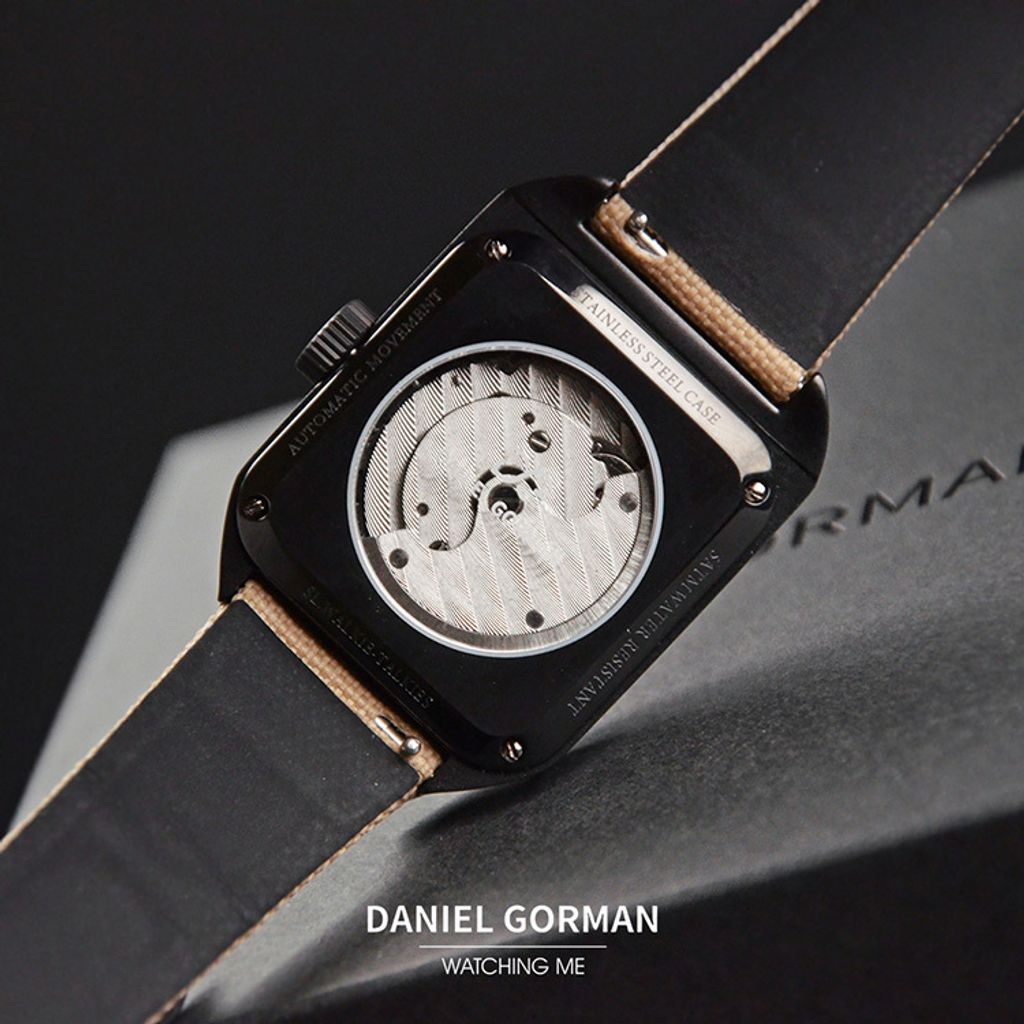 DANIEL GORMAN ｜奇點系列 WT.003｜2026年9月新款 對講機 黑色錶殼 卡其色帆布錶帶 沉穩後現代 機械錶 腕錶 背面細節