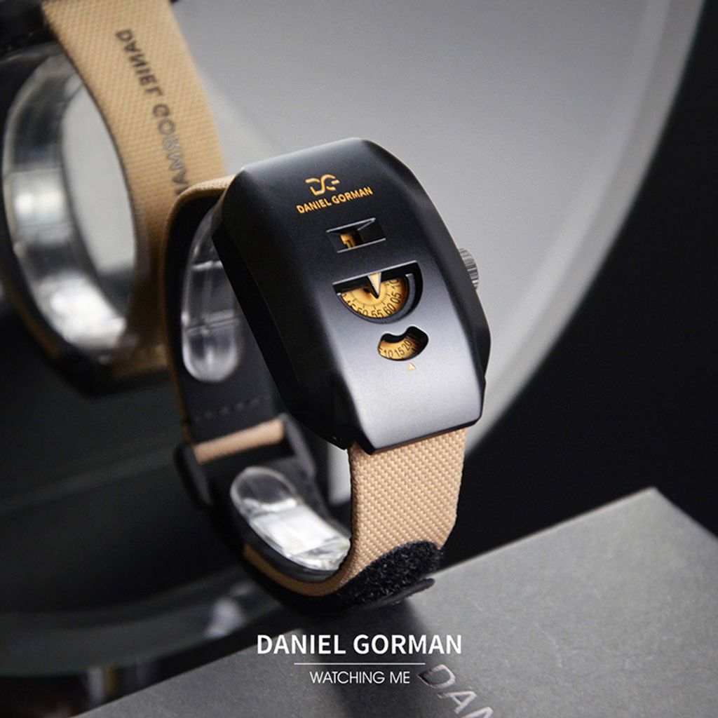 DANIEL GORMAN ｜奇點系列 WT.003｜2026年9月新款 對講機 黑色錶殼 卡其色帆布錶帶 沉穩後現代 機械錶 腕錶 正左側