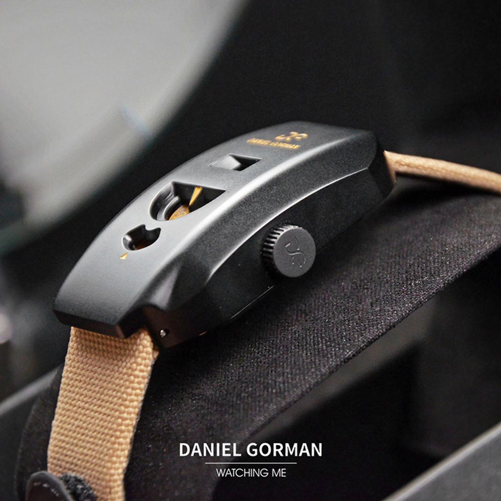 DANIEL GORMAN ｜奇點系列 WT.003｜2026年9月新款 對講機 黑色錶殼 卡其色帆布錶帶 沉穩後現代 機械錶 腕錶 錶冠細節