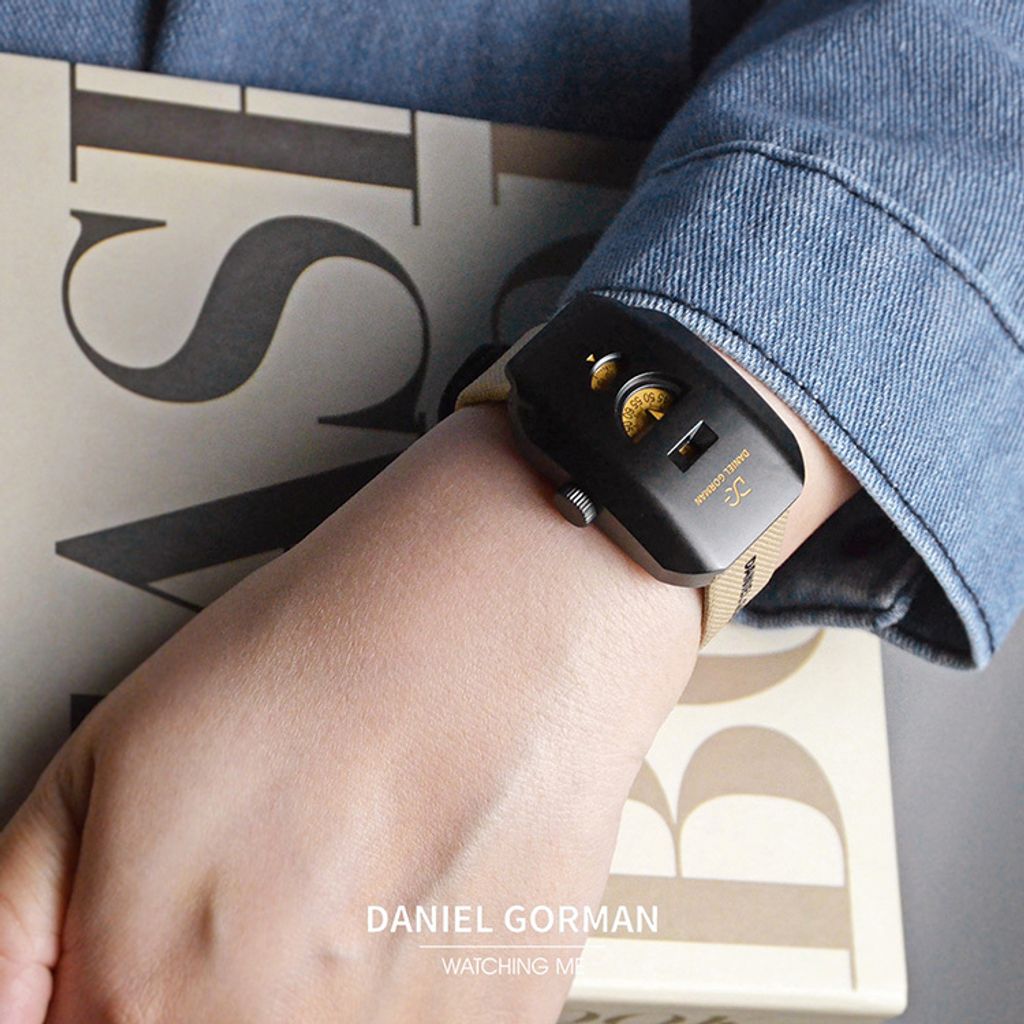 DANIEL GORMAN ｜奇點系列 WT.003｜2026年9月新款 對講機 黑色錶殼 卡其色帆布錶帶 沉穩後現代 機械錶 腕錶 搭配參考