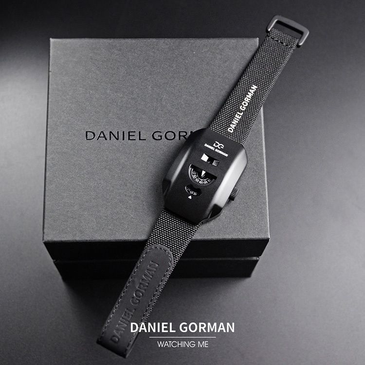 DANIEL GORMAN ｜奇點系列 WT.004｜2026年9月新款 對講機 黑白 簡約後現代 機械錶 腕錶 平攤展示