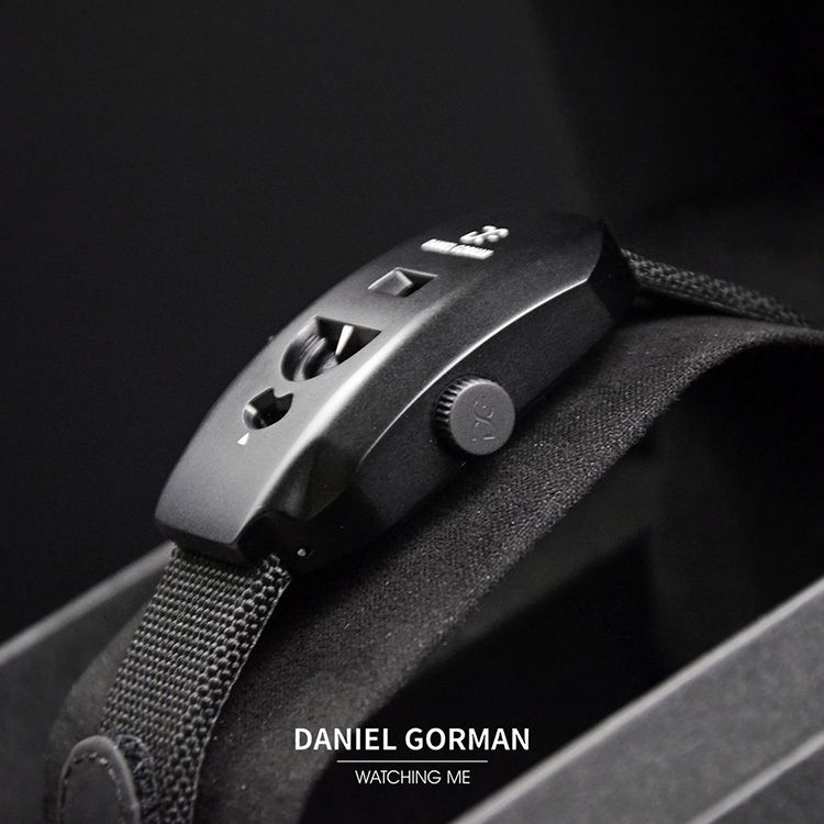 DANIEL GORMAN ｜奇點系列 WT.004｜2026年9月新款 對講機 黑白 簡約後現代 機械錶 腕錶 錶冠細節