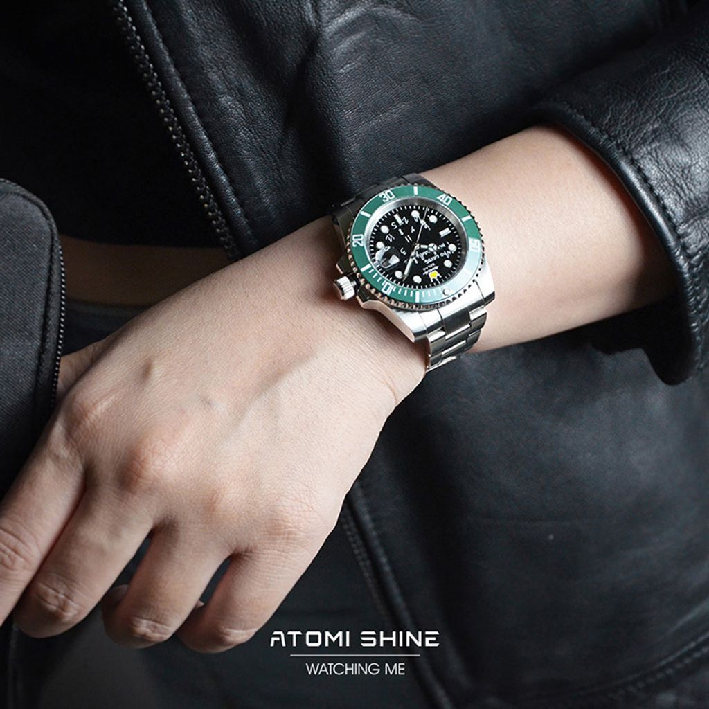 ATOMISHINE｜HYDROCORECLASSIC 系列 Lazy Grove｜手繪風格 綠色錶圈 黑色錶面 銀色不鏽鋼錶帶 自動機械潛水風格腕錶 日期顯示 實戴搭配參考
