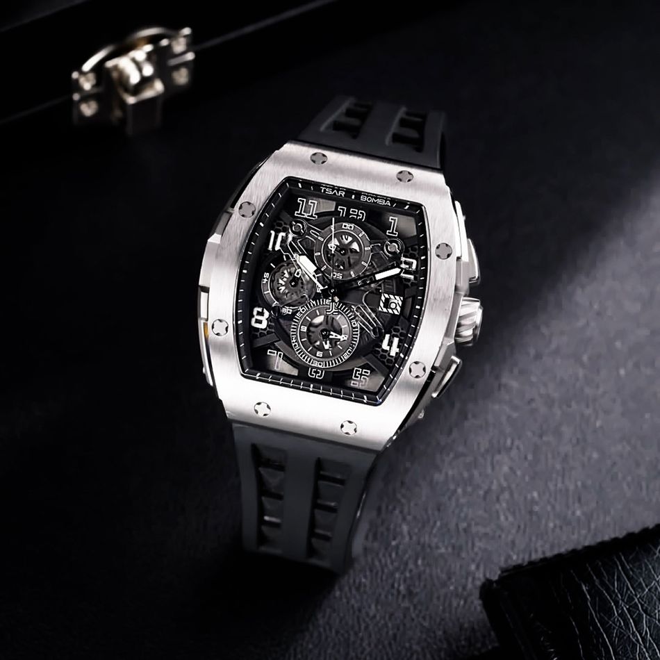 Tsar Bomba 機械公爵 | 元素系列 TB8211Q-01 | 銀錶框 黑色氟橡膠錶帶 鏤空錶盤 石英錶右側展示