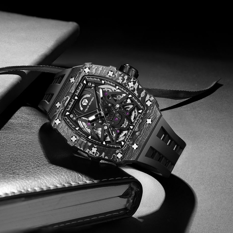 Tsar Bomba 機械公爵 | 元素系列 TB8207CF-01 | 黑色碳纖維錶框 黑色橡膠錶帶 蜘蛛錶盤 自動機械錶左側展示