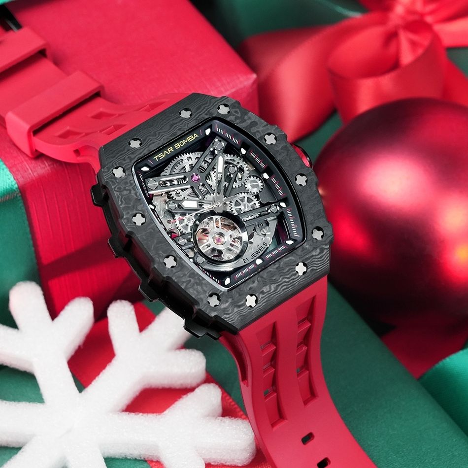 Tsar Bomba 機械公爵 | 元素系列 TB8208CF-09 | 黑色碳纖維錶框 紅色矽膠錶帶 鏤空錶盤 自動機械錶左側錶面細節