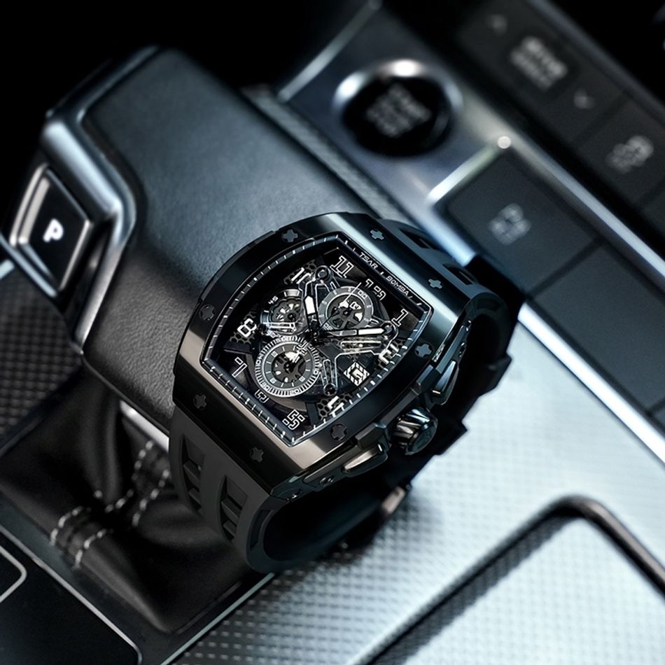 Tsar Bomba 機械公爵 | 元素系列 TB8211Q-04 | 黑色錶框 黑氟橡膠錶帶 鏤空錶盤 石英錶右側展示