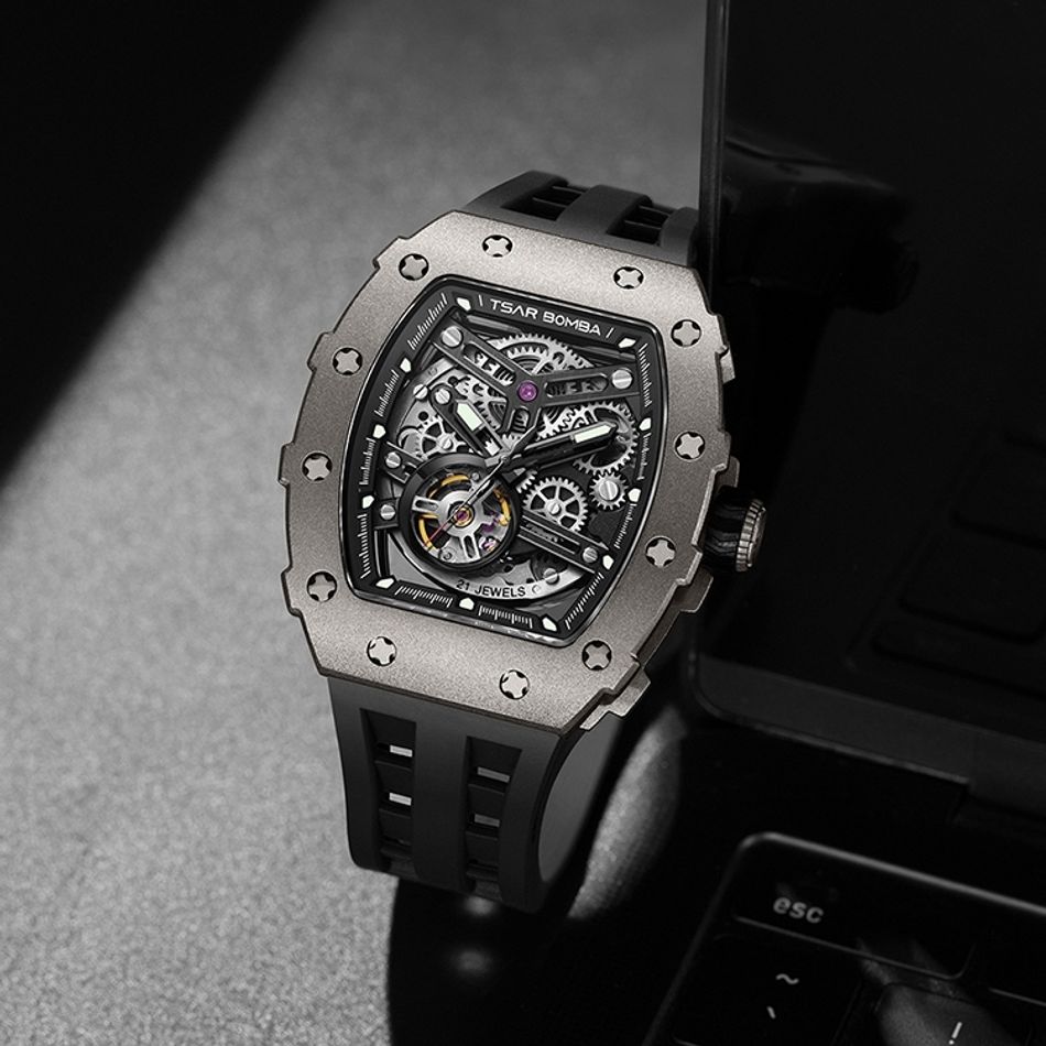 Tsar Bomba 機械公爵 | 元素系列 TB8208T-01 | 銀色鈦合金錶框 黑色矽膠錶帶 鈦金永恆 自動機械錶右側展示