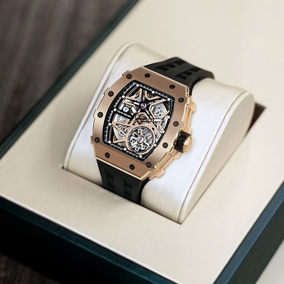 Tsar Bomba 機械公爵 | 元素系列 TB8209A-05 | 金色鋼錶框 黑色矽膠錶帶 鏤空錶盤 自動機械錶右側展示