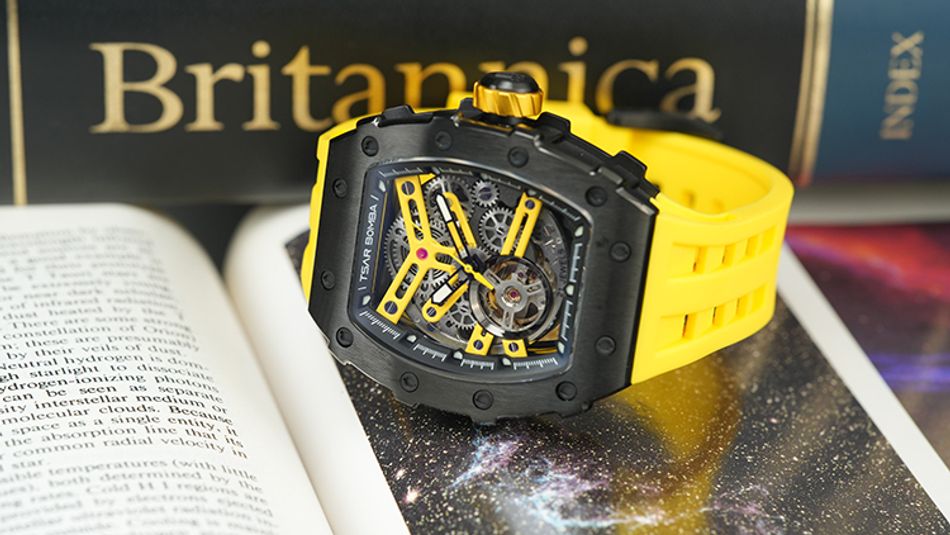 Tsar Bomba 機械公爵 | 元素系列 TB8208A-13 | 自動上鍊 黑框 黃色矽膠錶帶 機械錶橫躺錶面細節