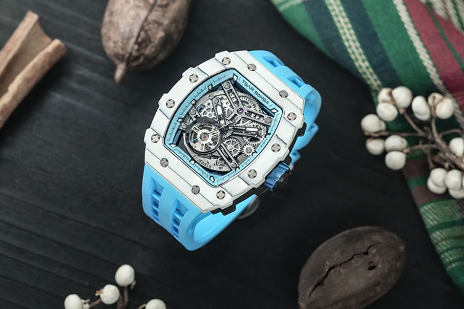 Tsar Bomba 機械公爵 | TB8208CF-06 | 元素系列 自動上鍊 白色碳纖維框 藍色氟橡膠錶帶 機械錶右側展示