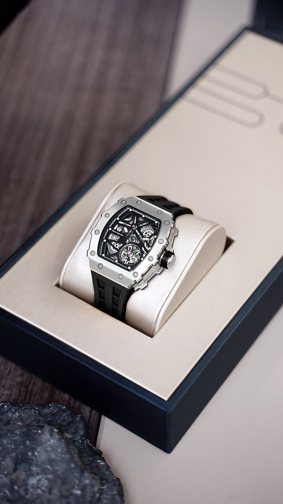 Tsar Bomba 機械公爵 | 元素系列 TB8209A-01 | 自動上鍊 銀框 黑色矽膠錶帶 機械錶右側展示