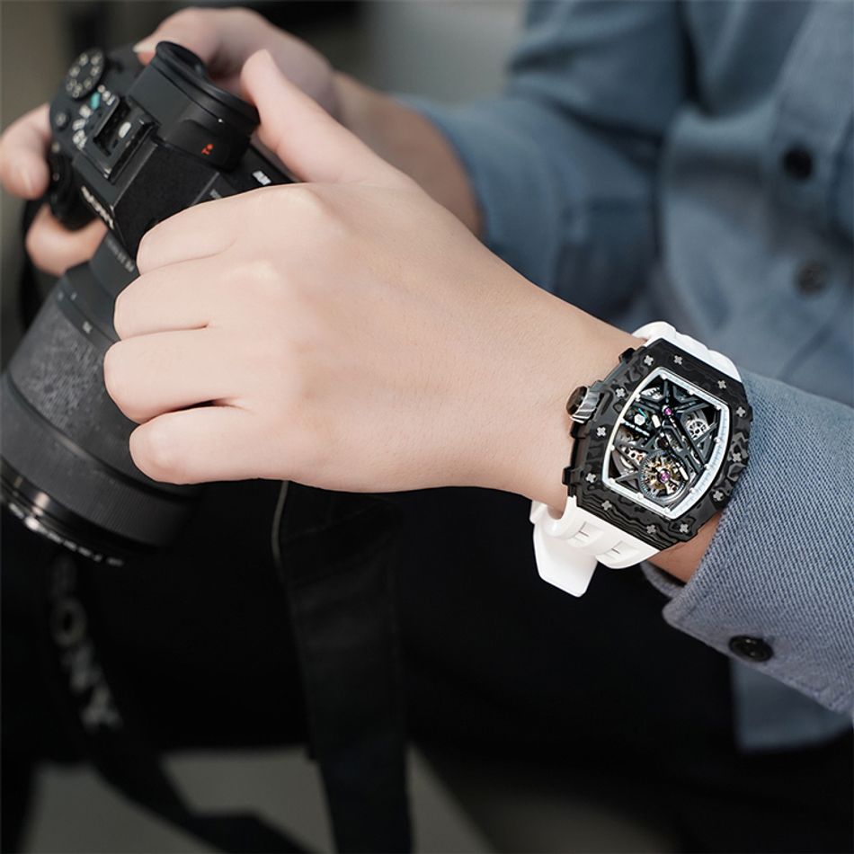 Tsar Bomba 機械公爵 | 元素系列 TB8209CF-03 | 自動上鍊 黑色碳纖維框 白色氟橡膠錶帶 機械錶搭配展示