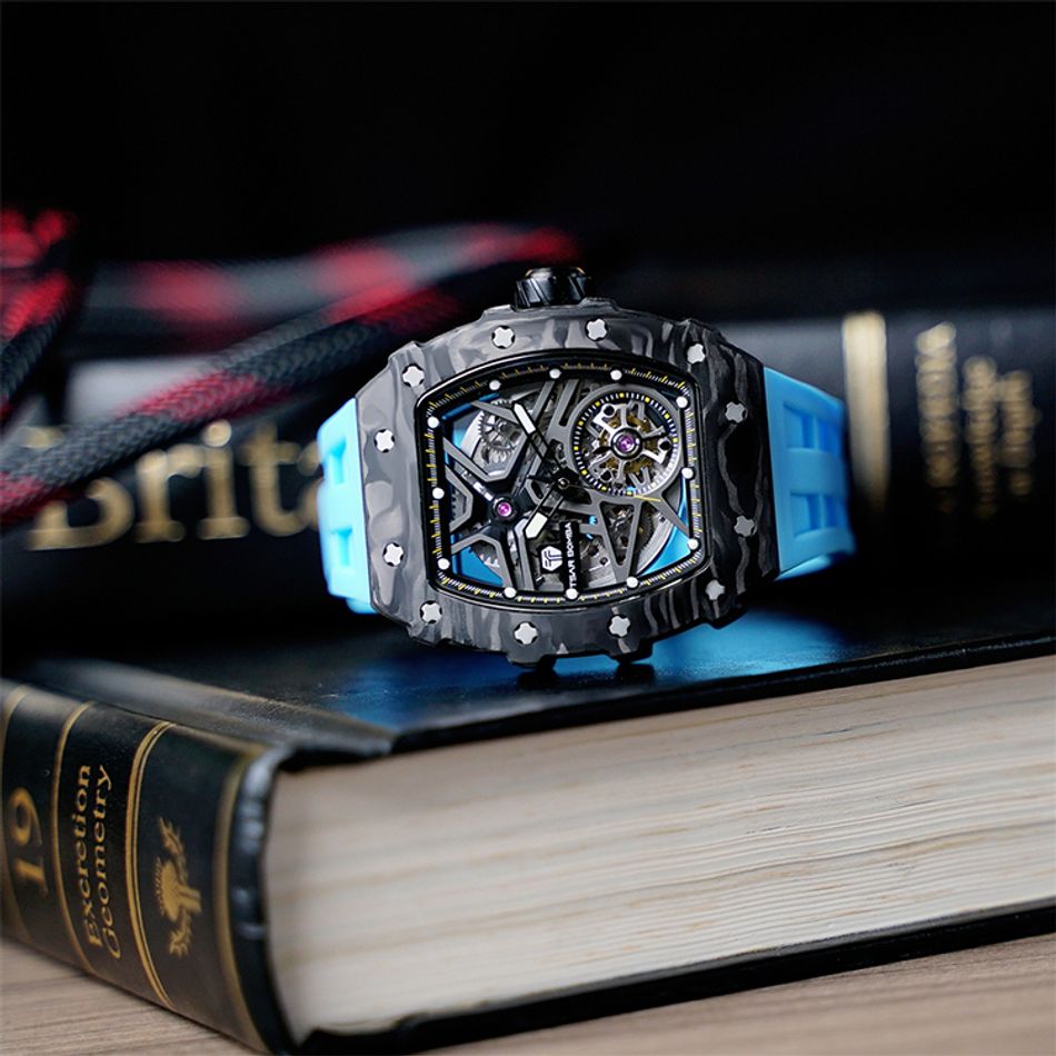 Tsar Bomba 機械公爵 | 元素系列 TB8209CF-04 | 自動上鍊 黑色碳纖維框 藍色氟橡膠錶帶 機械錶橫躺錶面細節