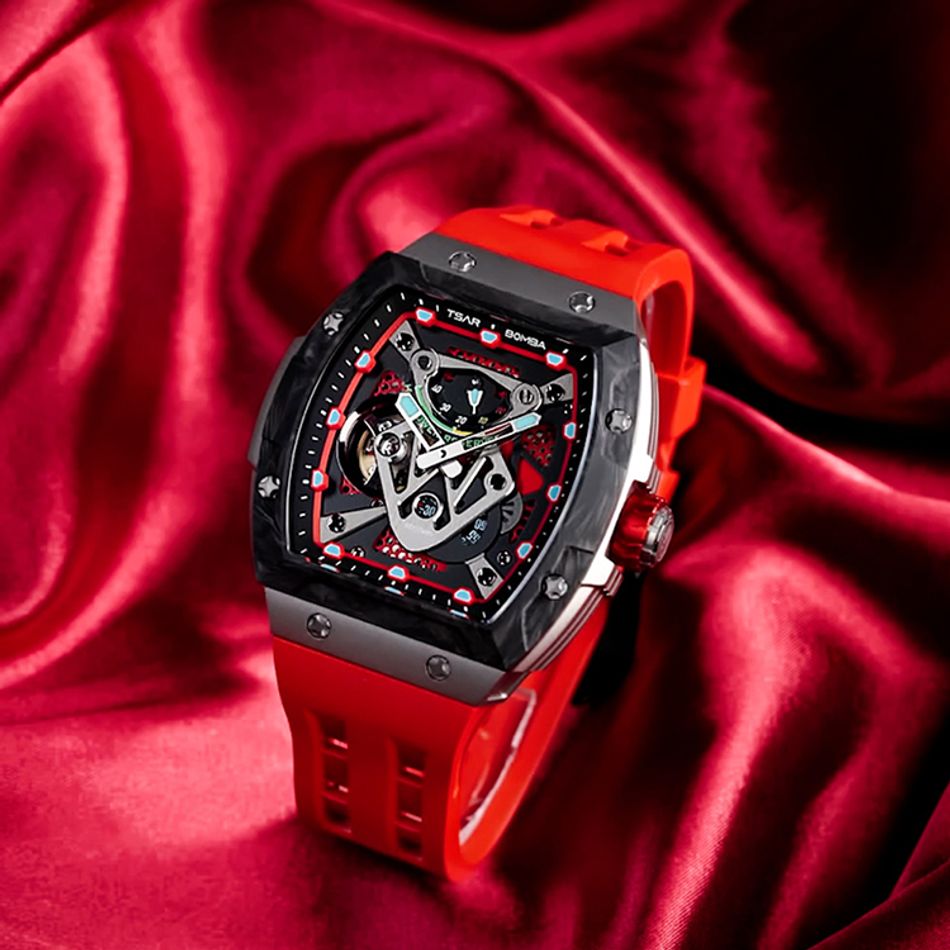 Tsar Bomba 機械公爵 | Neutron系列 TB8216TF-02 | 錶帶可自由拆換 自動上鍊 黑色炭纖維框 紅色氟橡膠錶帶 機械錶右側展示