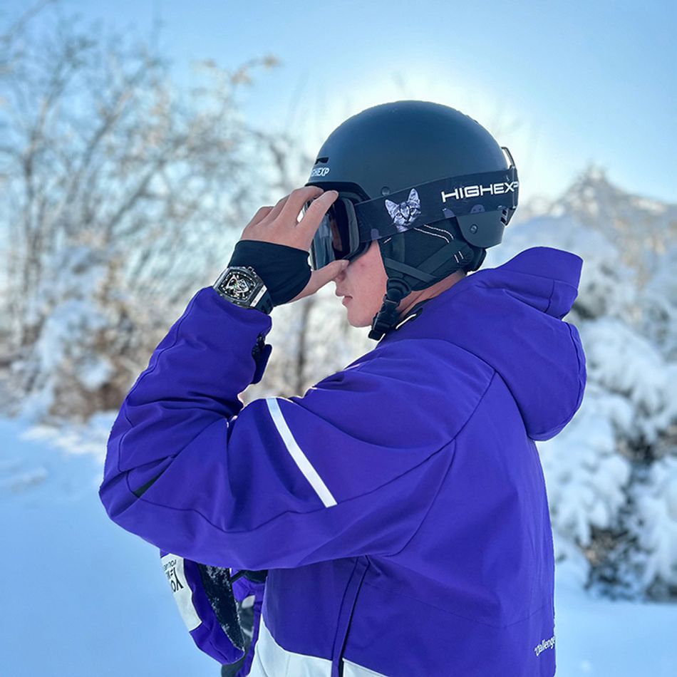 Tsar Bomba 機械公爵 | Neutron系列 TB8216TF-01 | 錶帶可自由拆換 自動上鍊 黑色炭纖維框 黑色氟橡膠錶帶 機械錶運動搭配細節