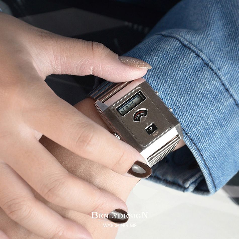 Benlydesign | C-0PO-S | 銀色科技復古款LCD多功能雙時區 不鏽鋼電子錶配戴細節