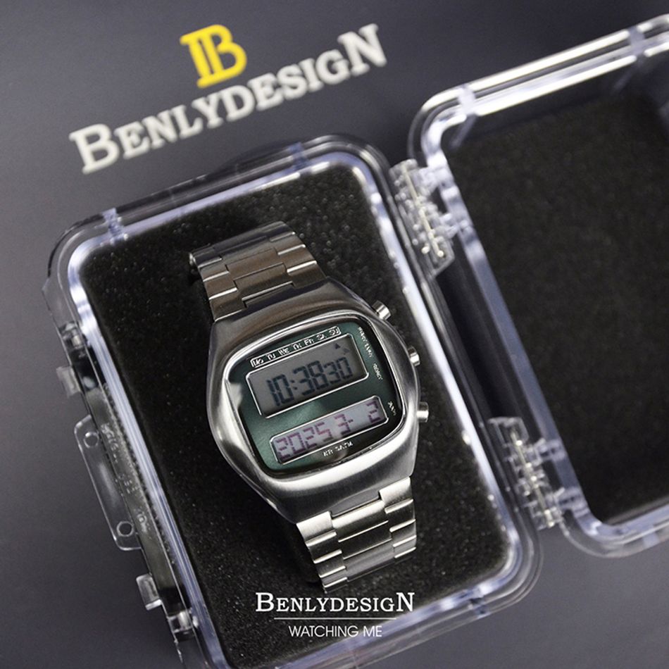 Benlydesign｜TV-S｜銀色綠面復古電視造型 LCD不鏽鋼電子錶俯視