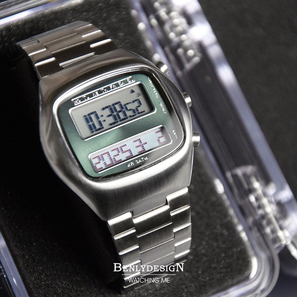 Benlydesign｜TV-S｜銀色綠面復古電視造型 LCD不鏽鋼電子錶俯視細節