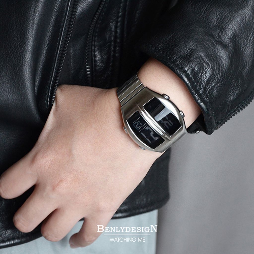 Benlydesign｜Flip型 KR-S｜銀色兩視窗翻轉 LCD不鏽鋼電子錶穿戴示意