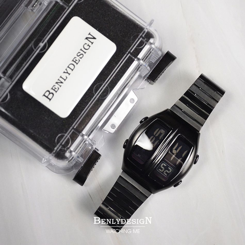 Benlydesign｜Flip型 KR-B｜黑色兩視窗翻轉 LCD不鏽鋼電子錶俯視