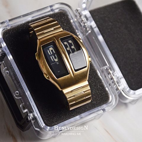 Benlydesign｜Flip型 KR-G｜金色兩視窗翻轉 LCD不鏽鋼電子錶俯視