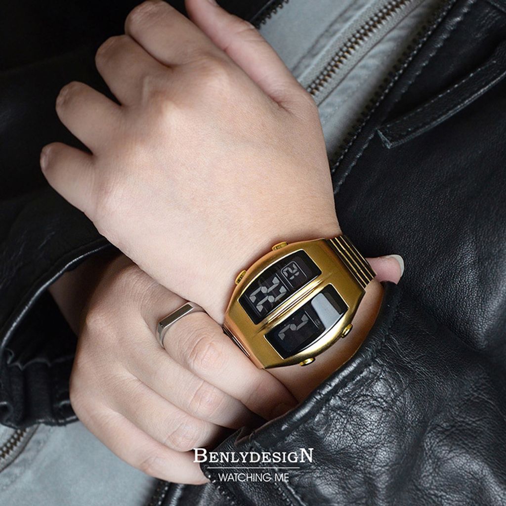 Benlydesign｜Flip型 KR-G｜金色兩視窗翻轉 LCD不鏽鋼電子錶配戴參考