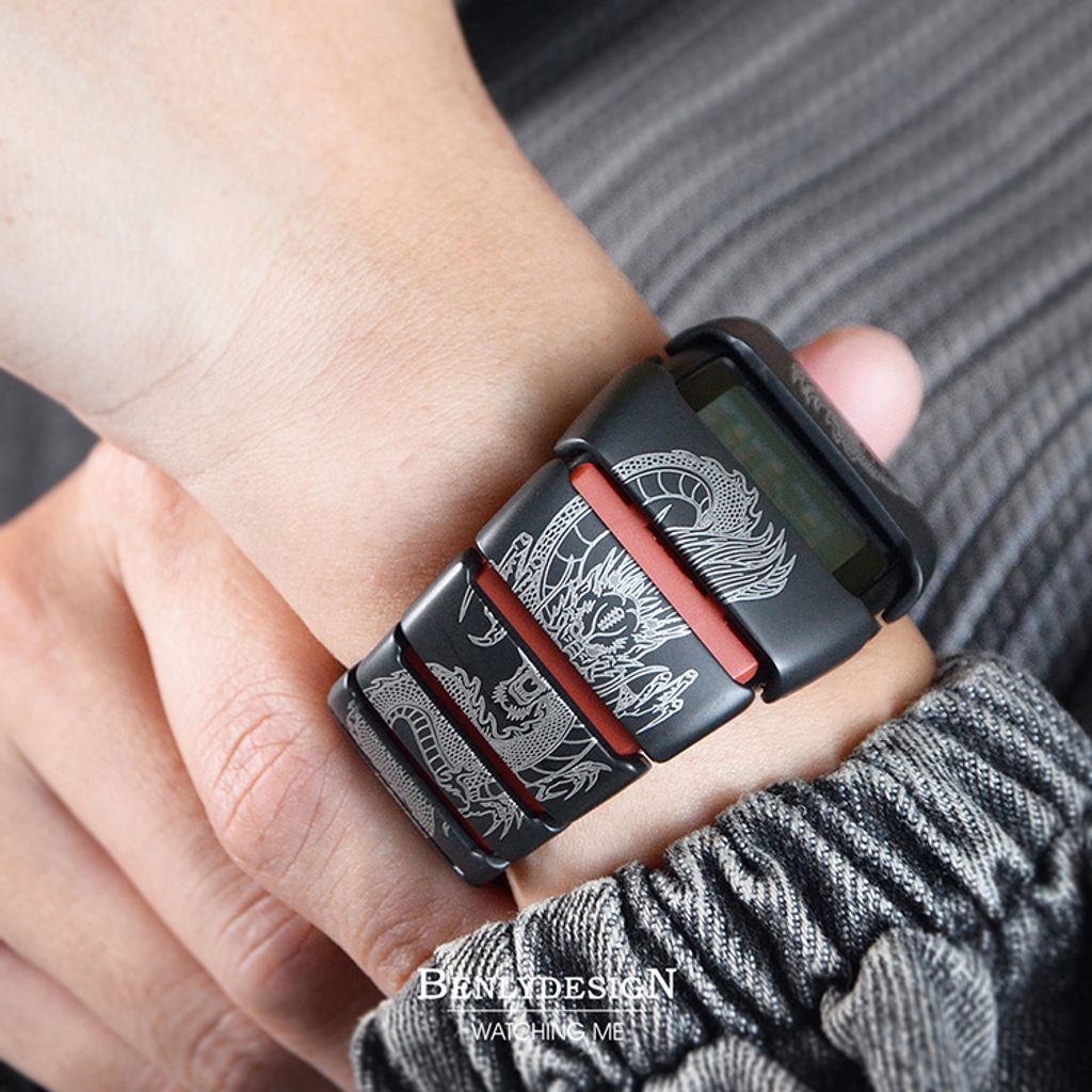 Benlydesign｜X6000型 X6000Dragon｜黑紅色龍紋款 LCD不鏽鋼電子錶配戴錶帶效果