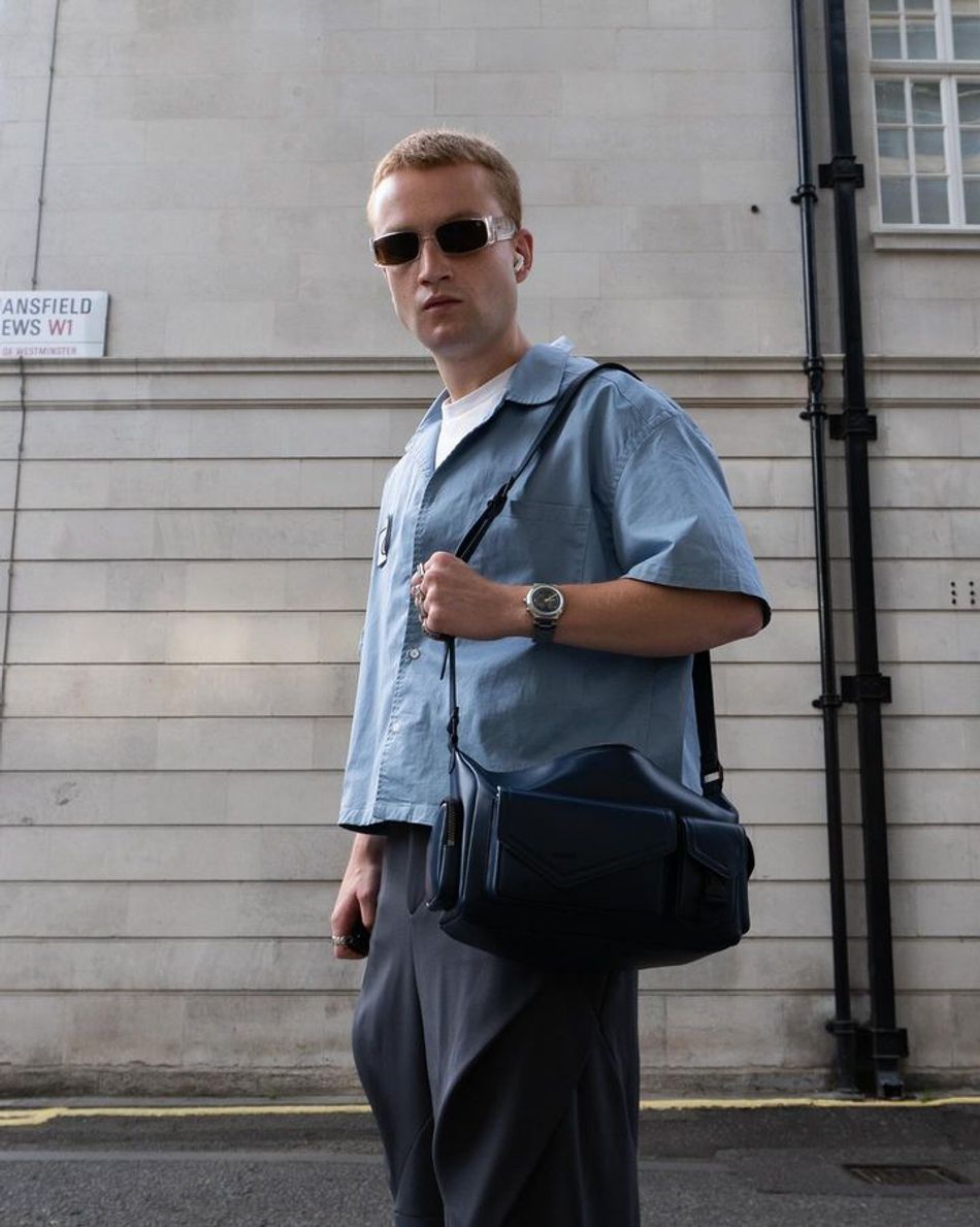 Benlydesign｜GX550型 GX550-Silver｜銀色藍圈款 指針+電子螢幕顯示不鏽鋼石英錶配戴展示