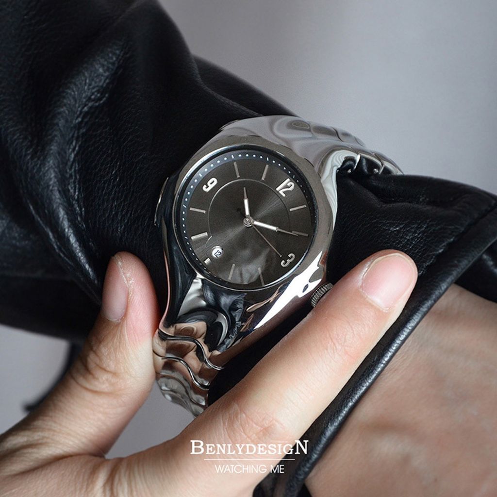 Benlydesign｜Mobius莫比烏斯 X5000-Q-S｜黑面銀框款 指針式數字 不鏽鋼錶帶石瑛錶配戴細節