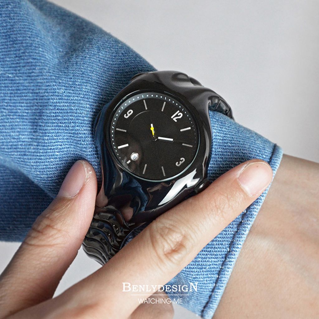 Benlydesign｜Mobius莫比烏斯 X5000-Q-B｜黑色款 指針式數字 不鏽鋼錶帶石瑛錶配戴細節