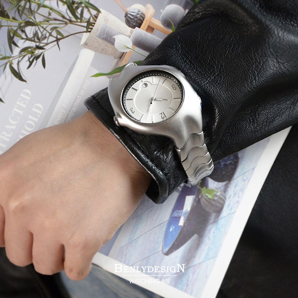 X5000_93cfe197-be7b-4ce2-837d-b6fce6ee06aeBenlydesign｜Mobius莫比烏斯 X5000-Q-M｜銀面銀框款 指針式數字 不鏽鋼錶帶石瑛錶配戴