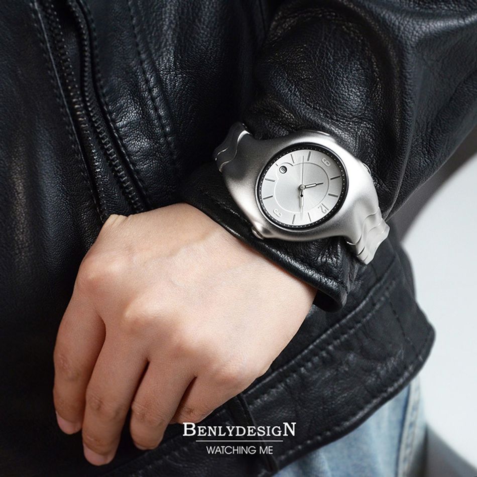 X5000_93cfe197-be7b-4ce2-837d-b6fce6ee06aeBenlydesign｜Mobius莫比烏斯 X5000-Q-M｜銀面銀框款 指針式數字 不鏽鋼錶帶石瑛錶配戴細節