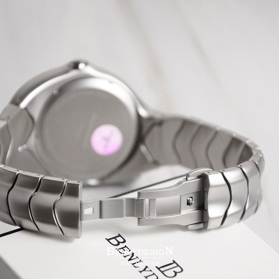 X5000_93cfe197-be7b-4ce2-837d-b6fce6ee06aeBenlydesign｜Mobius莫比烏斯 X5000-Q-M｜銀面銀框款 指針式數字 不鏽鋼錶帶石瑛錶背面