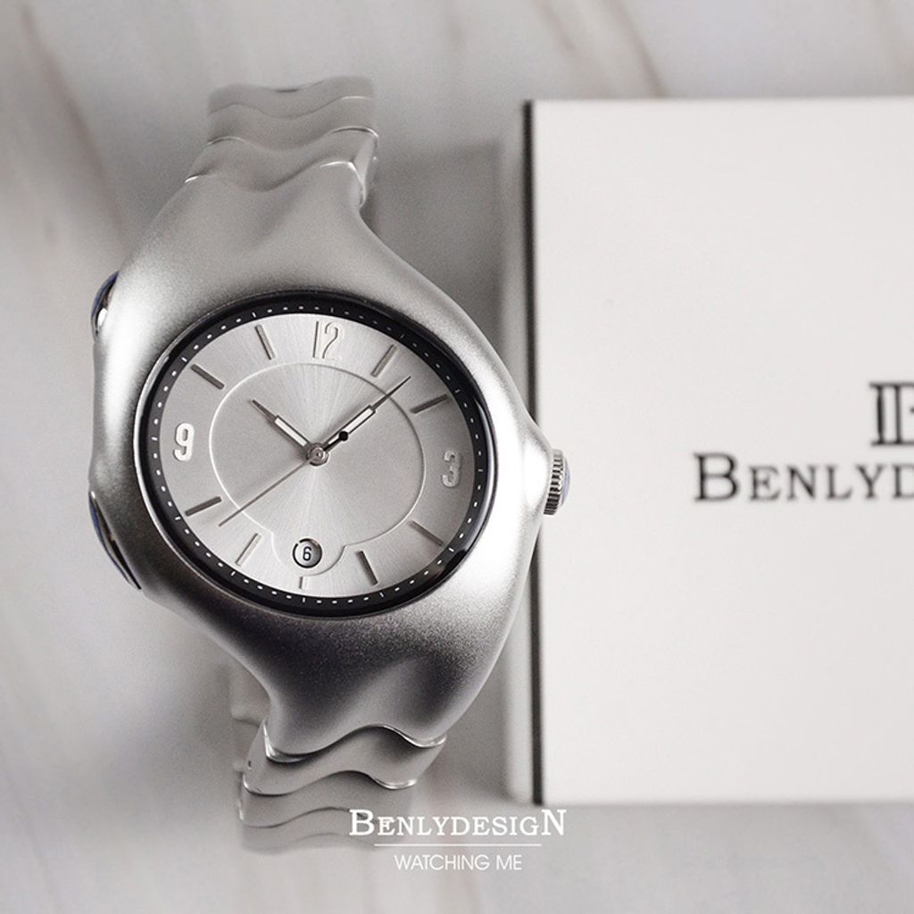 X5000_93cfe197-be7b-4ce2-837d-b6fce6ee06aeBenlydesign｜Mobius莫比烏斯 X5000-Q-M｜銀面銀框款 指針式數字 不鏽鋼錶帶石瑛錶正面俯視