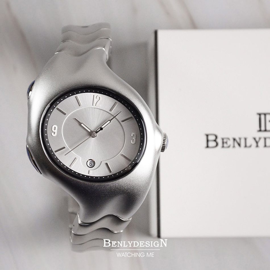 X5000_93cfe197-be7b-4ce2-837d-b6fce6ee06aeBenlydesign｜Mobius莫比烏斯 X5000-Q-M｜銀面銀框款 指針式數字 不鏽鋼錶帶石瑛錶正面俯視