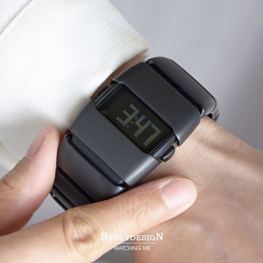 Benlydesign｜X6000型 X6000B｜黑色款 多功能不鏽鋼錶帶電子錶配戴細節
