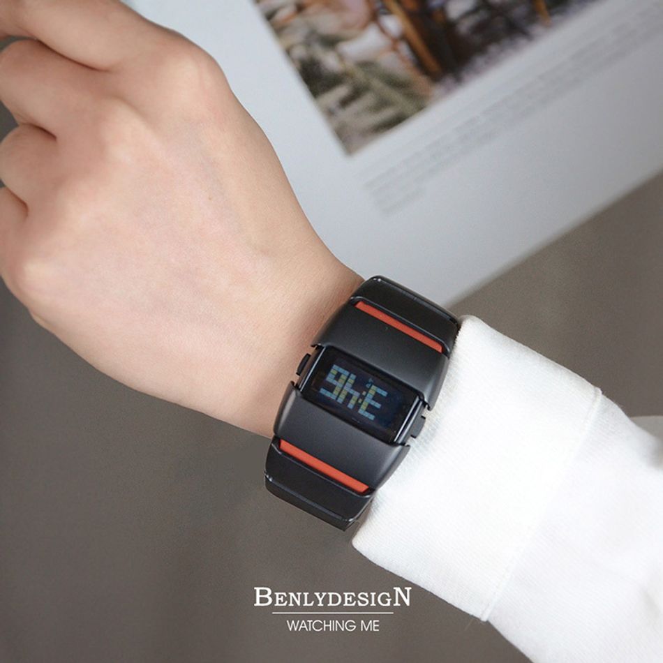 Benlydesign｜X6000型 X6000BR｜黑+紅色款 多功能不鏽鋼錶帶電子錶配戴細節