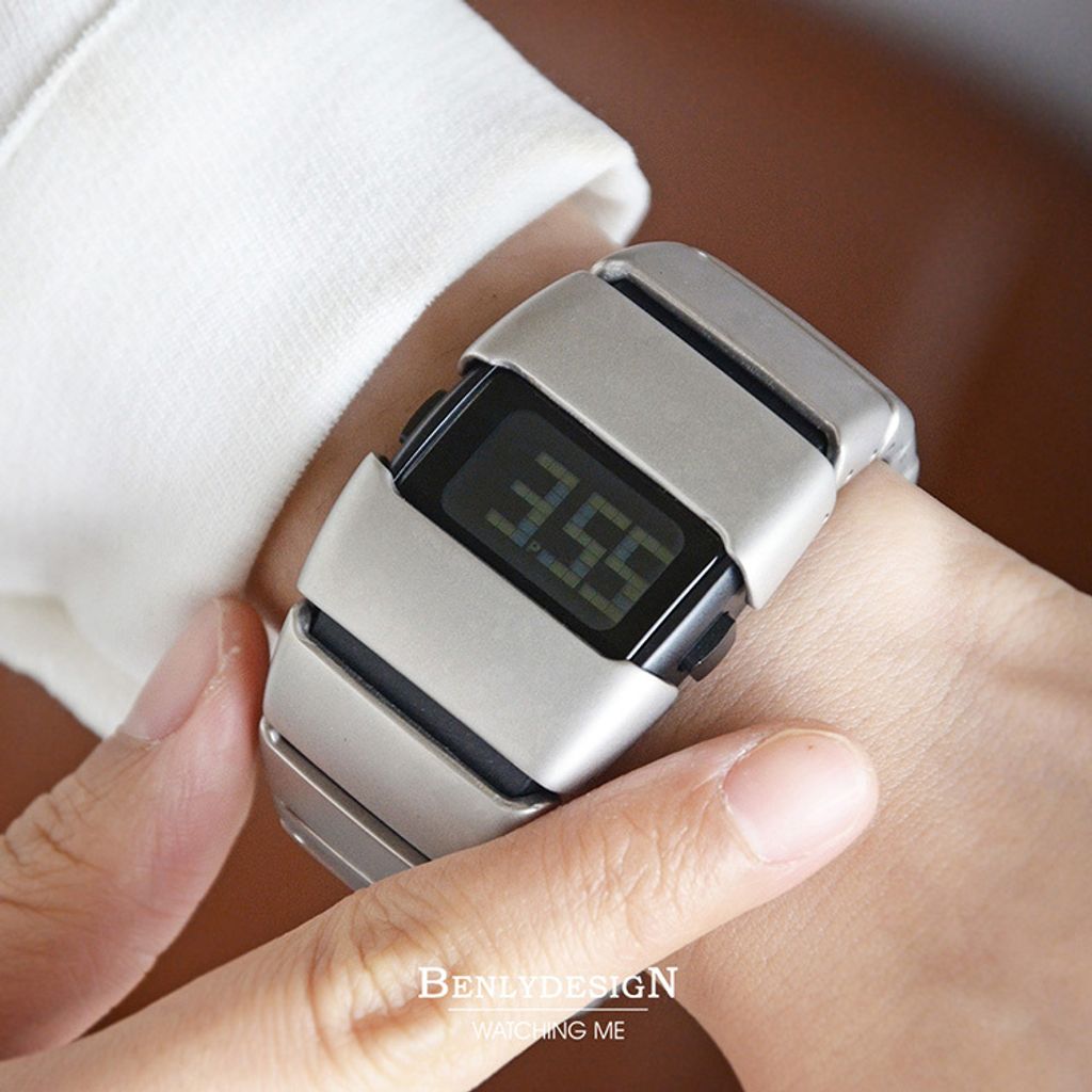 Benlydesign｜X6000型 X6000S-M｜銀色款 多功能不鏽鋼錶帶電子錶穿戴細節