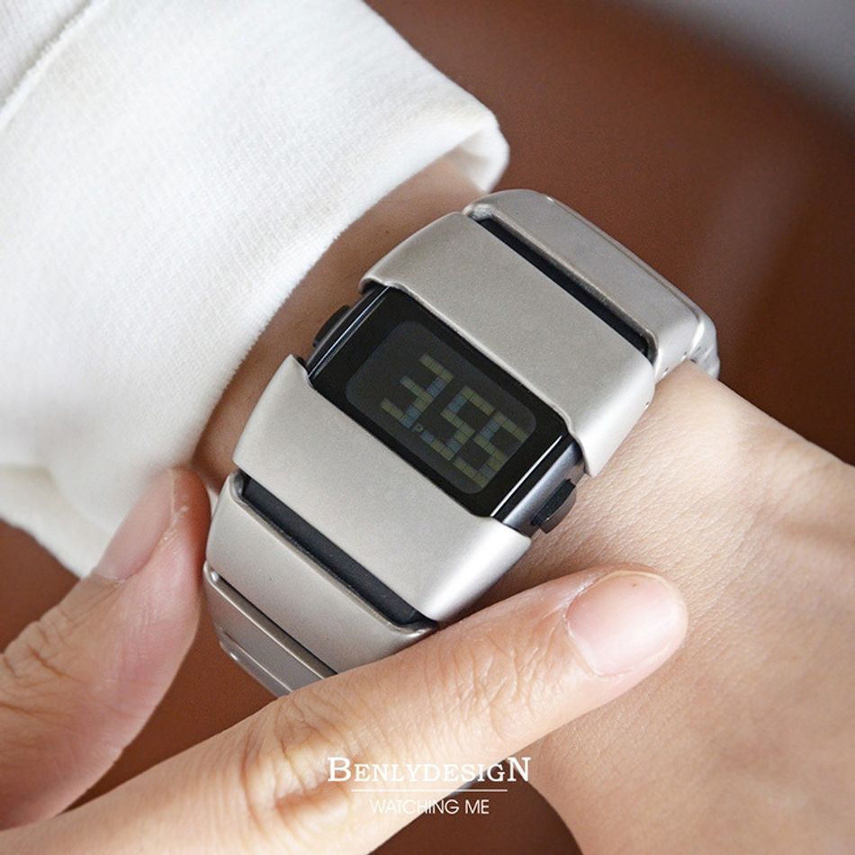 Benlydesign｜X6000型 X6000S-M｜銀色款 多功能不鏽鋼錶帶電子錶穿戴細節