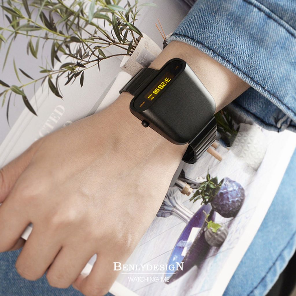 Benlydesign｜Stargazer觀星者系列 S1000B-Y｜黑色 綠字款 多功能電子錶配戴