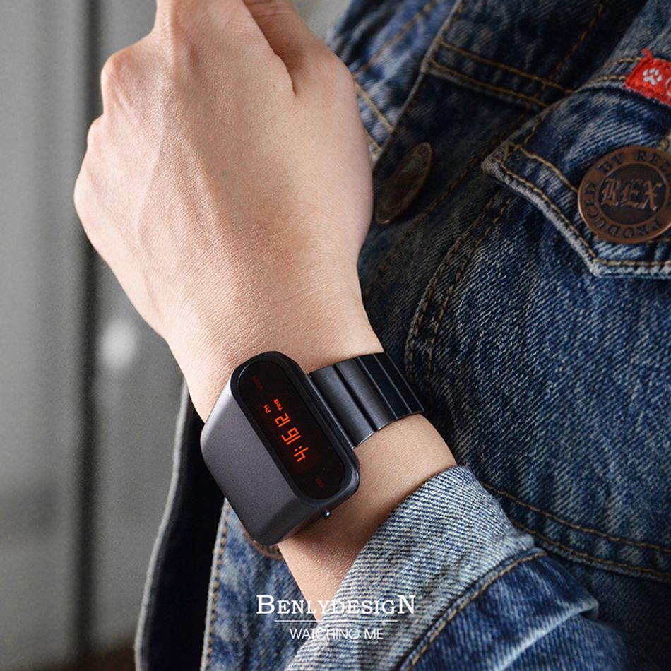 Benlydesign｜Stargazer觀星者系列 S1000B-R｜黑色紅字款 多功能電子錶配戴細節