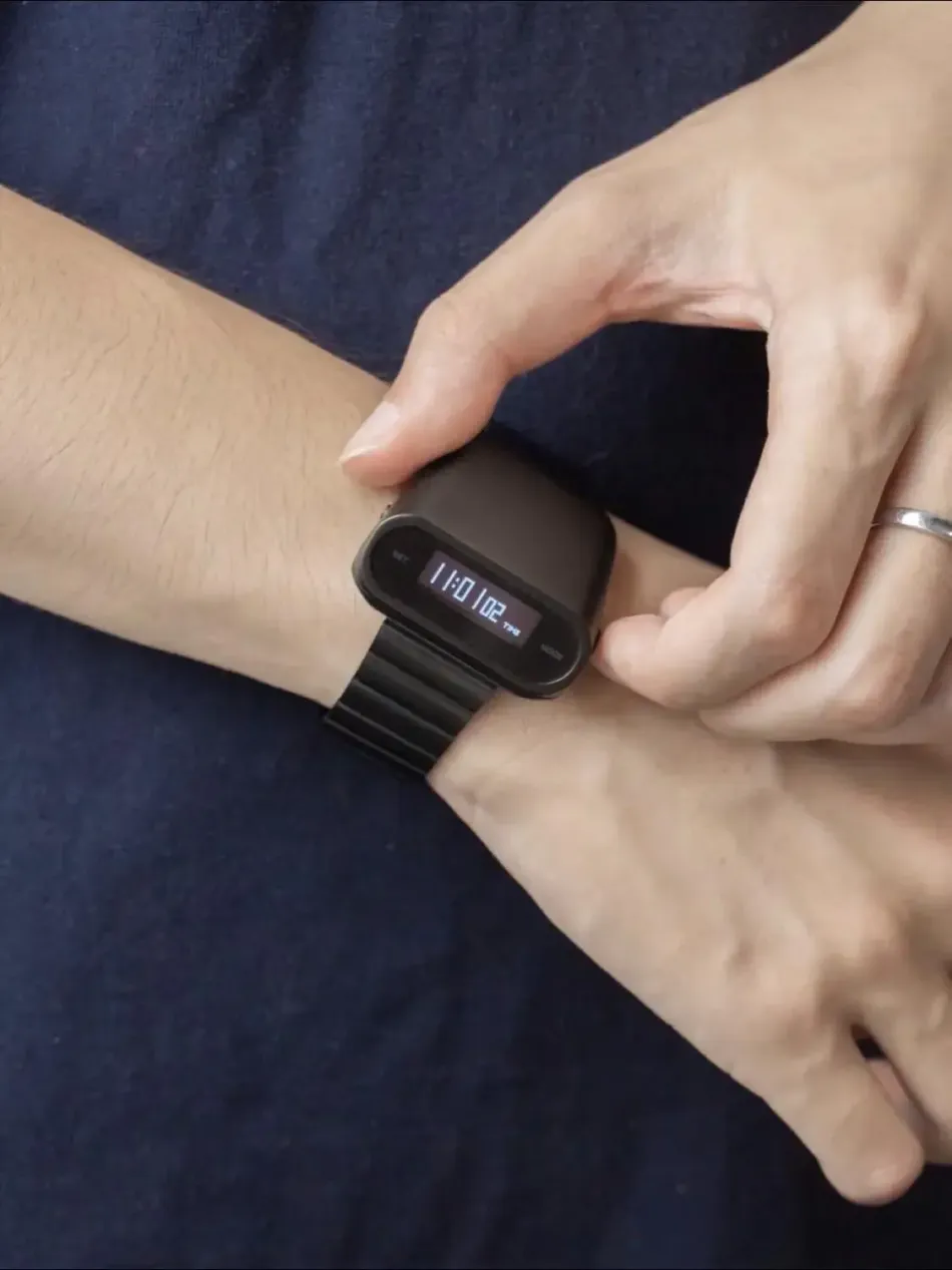 Benlydesign｜Stargazer觀星者系列 S1000B-W｜黑色白字款 多功能電子錶配戴