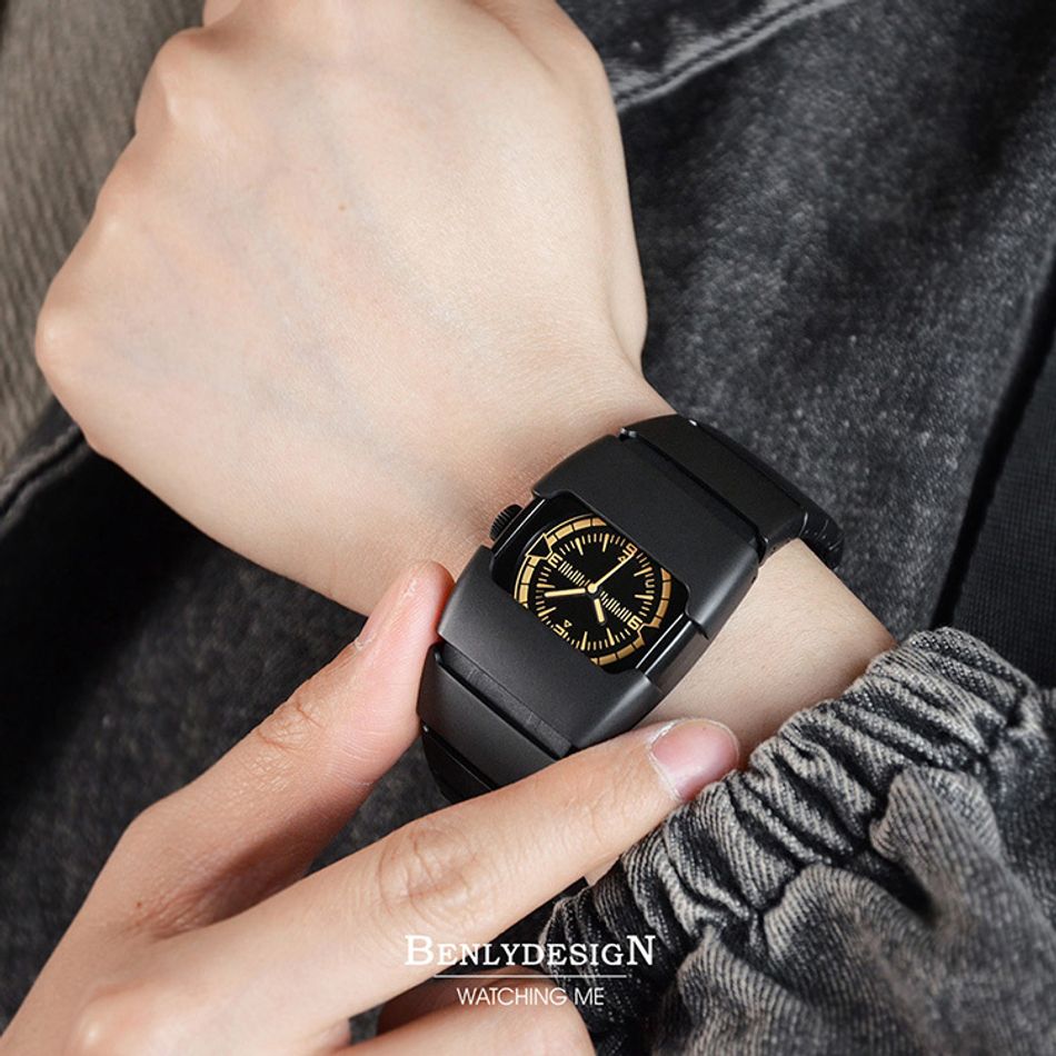Benlydesign｜Lumin系列 L700B-O｜黑色款 薑黃色刻度 不鏽鋼錶帶石英錶配戴參考