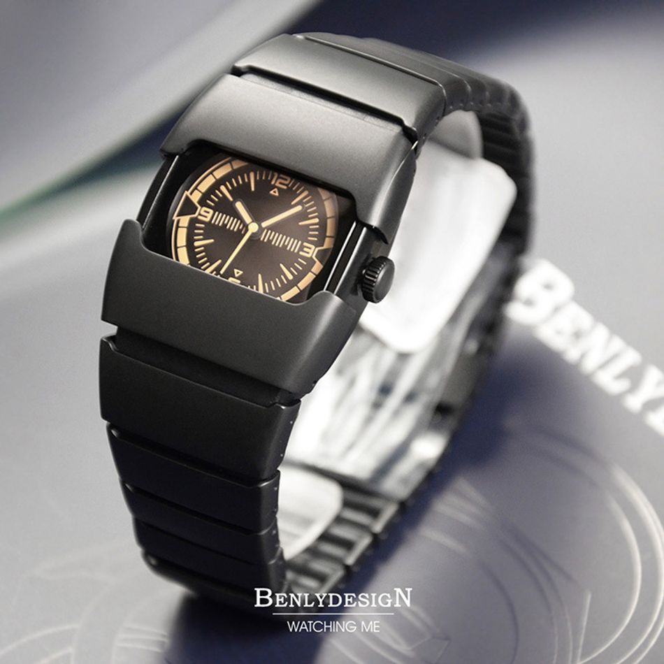 Benlydesign｜Lumin系列 L700B-O｜黑色款 薑黃色刻度 不鏽鋼錶帶石英錶側面