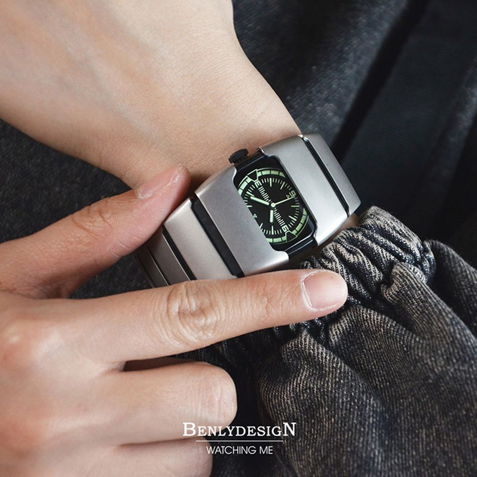 Benlydesign｜Lumin系列 L700S-M-G｜ 銀色款 綠色刻度 不鏽鋼錶帶石英錶配戴細節