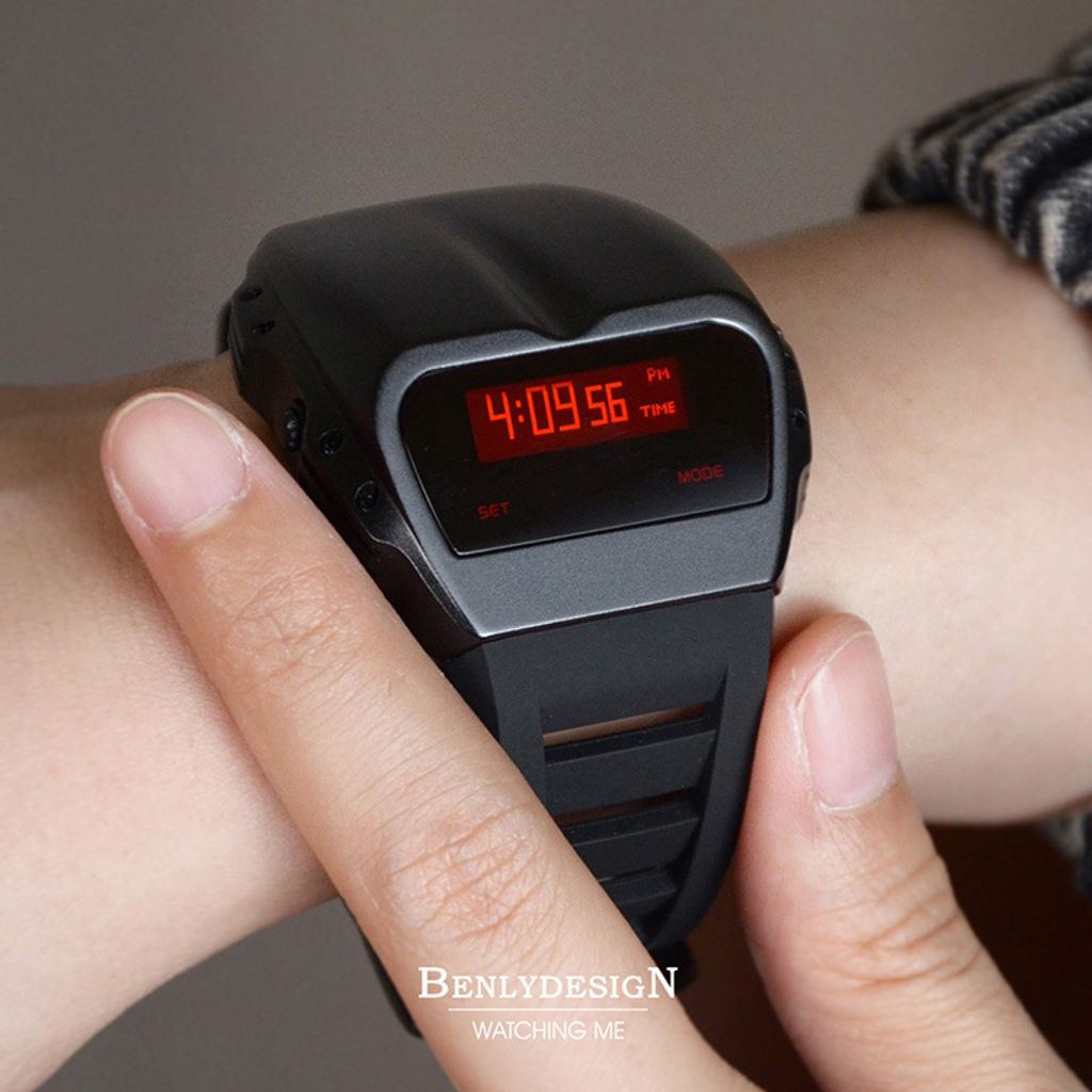 Benlydesign ｜ Gladiator角鬥士系列 X7000B-R ｜黑色紅字款 矽膠錶帶 多功能電子錶配戴細節
